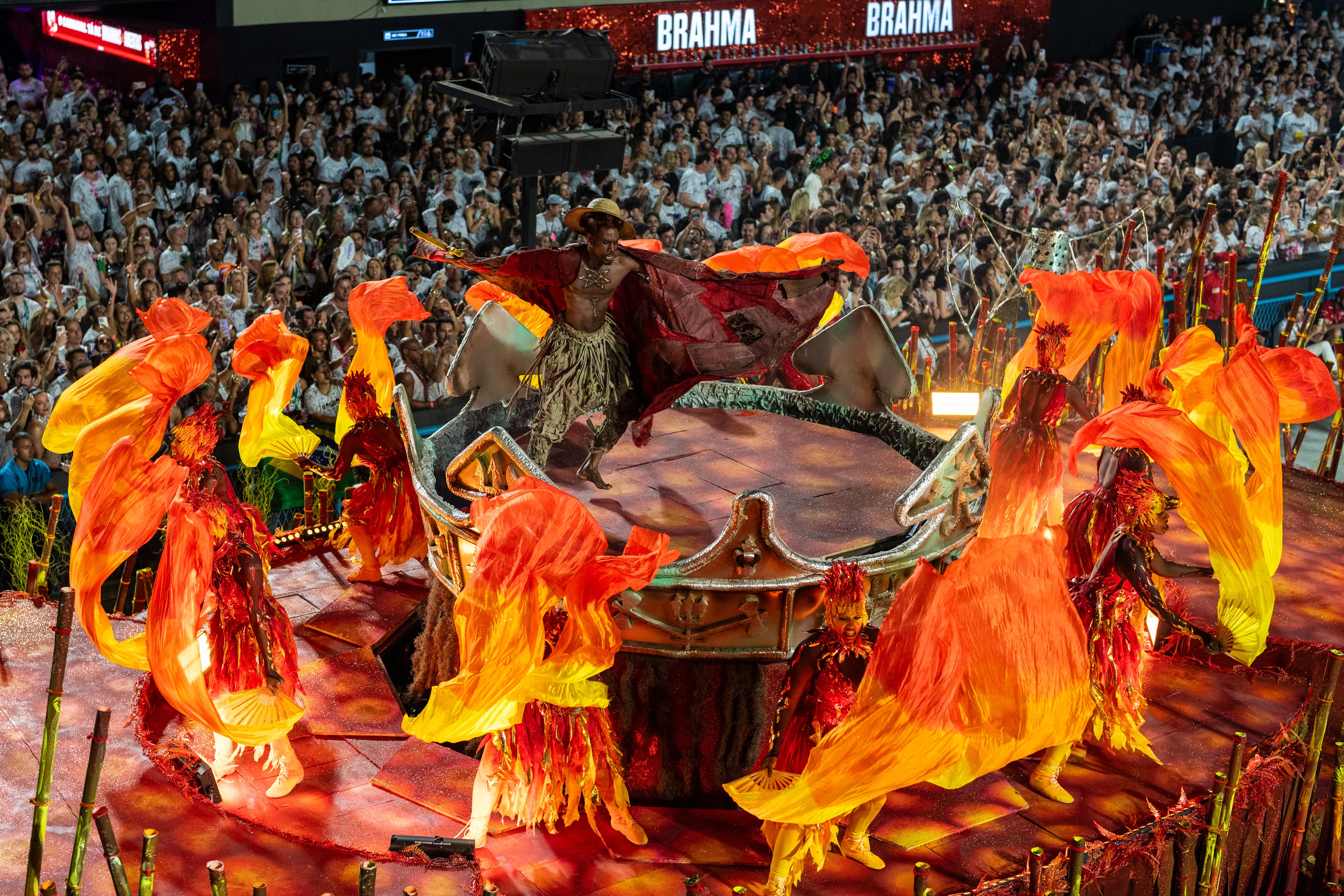 疯狂庆祝！球迷集体舞动庆功的简单介绍