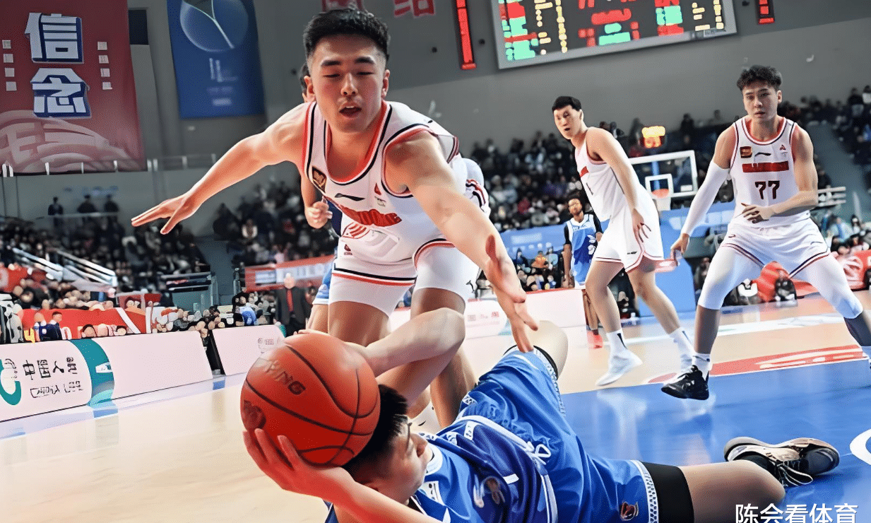 包含拉斯维加斯客场豪取胜利，追平领头羊的词条