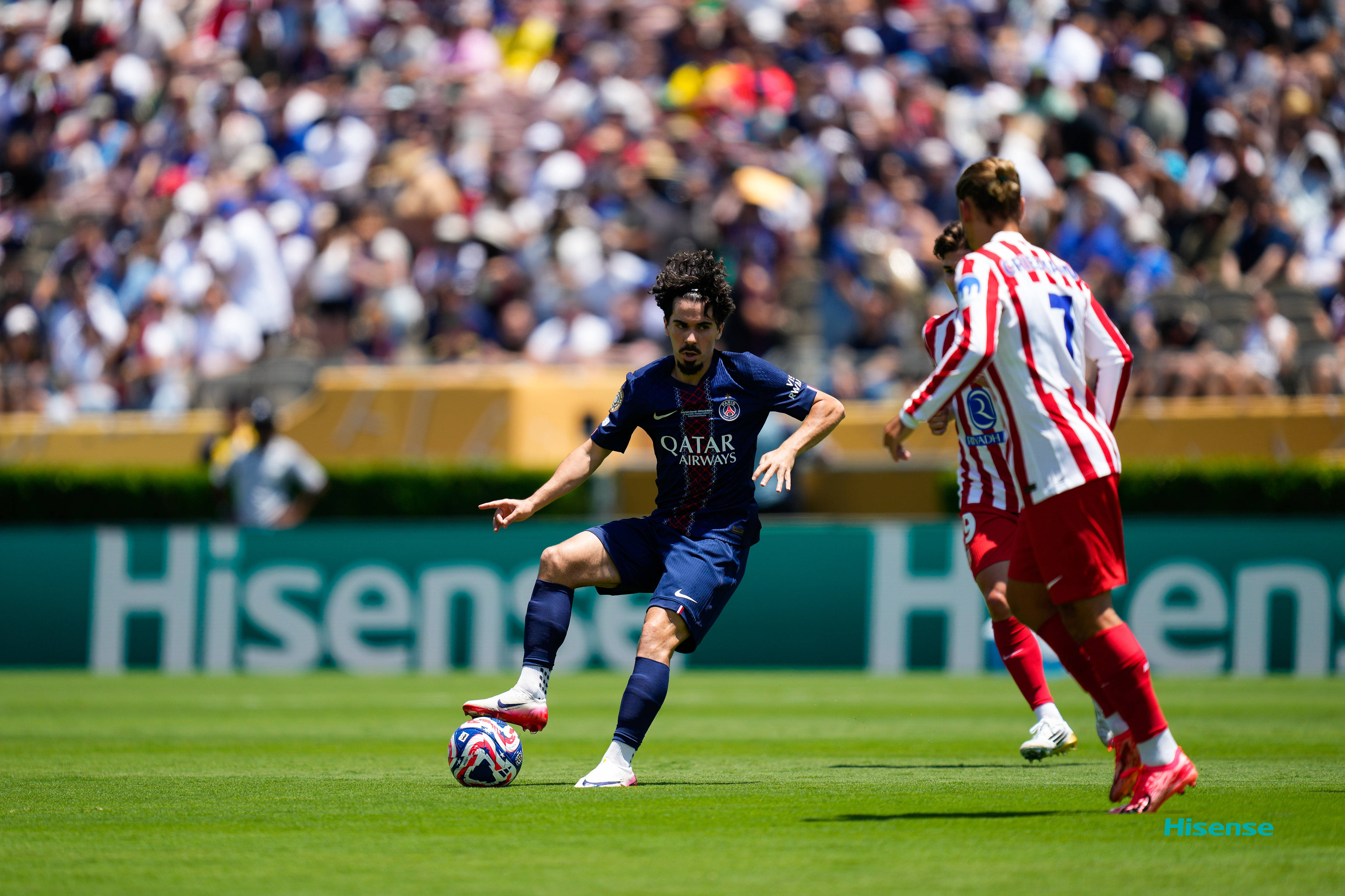 马竞今日表现抢眼，巴黎圣日耳曼整场无解，教练赛后亲自拥抱的简单介绍