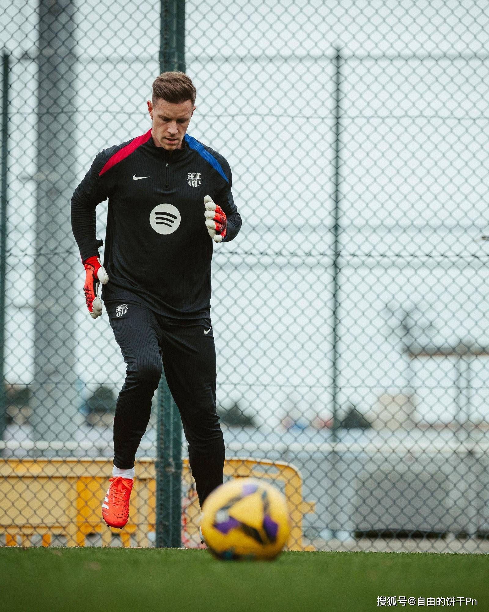 巴萨错失单刀球，海港门将神勇扑救成最大功臣！的简单介绍